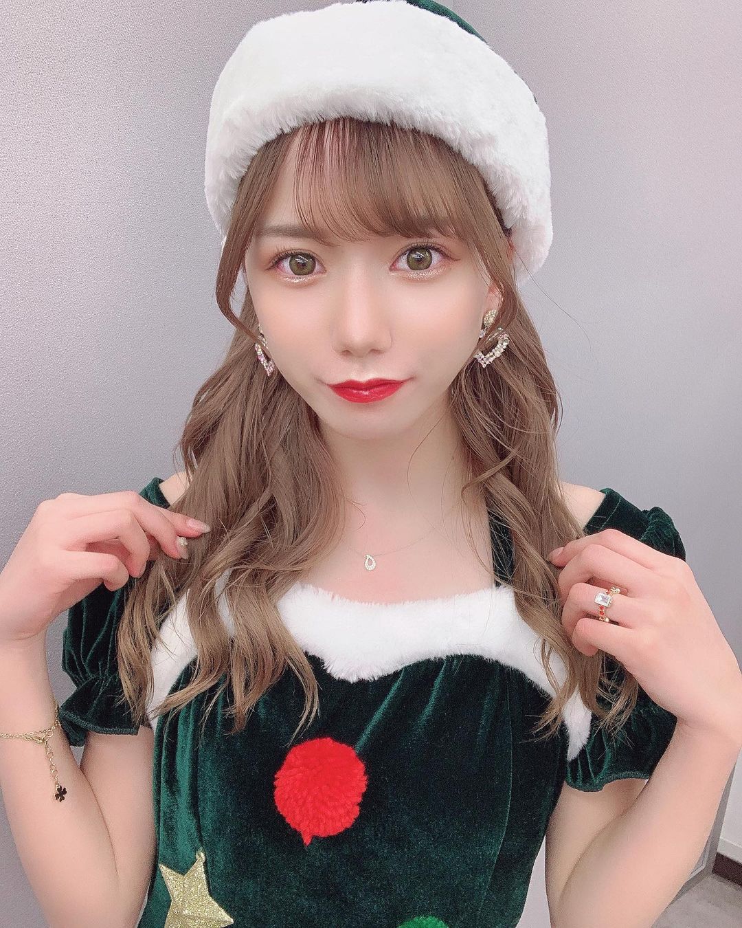 ツリーサンタも好きでいてよ〜？🎄 . . . アルテミスの翼 セルフィー 自撮り 巻き髪 ヘアカラー 美容院 カットモデル