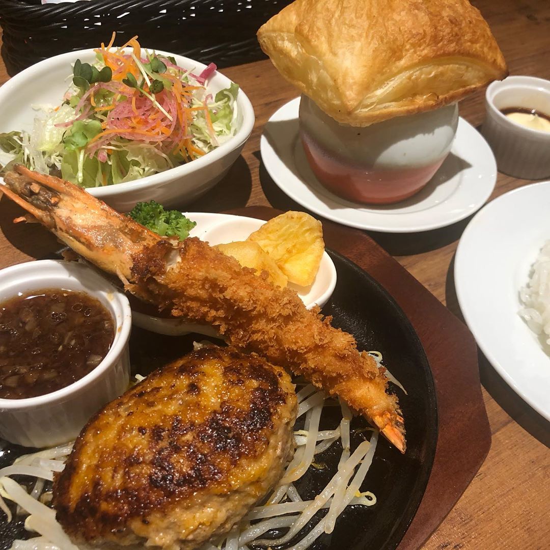 今日もお疲れ様です 急にハンバーグが食べたくなり お伺いしたのは車で行きやすいイオンモール福岡の中にある ぎゅう丸イオンモール福岡店さん 大名にあるお店は知っていたのですが イオンモール福岡の中にあることを知って 買い物したいものもあったのて 今日もお疲れ様です 急にハンバーグが食べたくなり お伺いしたのは車で行きやすいイオンモール福岡の中にある ぎゅう丸イオンモール福岡店さん 大名にあるお店は知っていたのですが イオンモール福岡の中にあることを知って 買い物したいものもあったのて