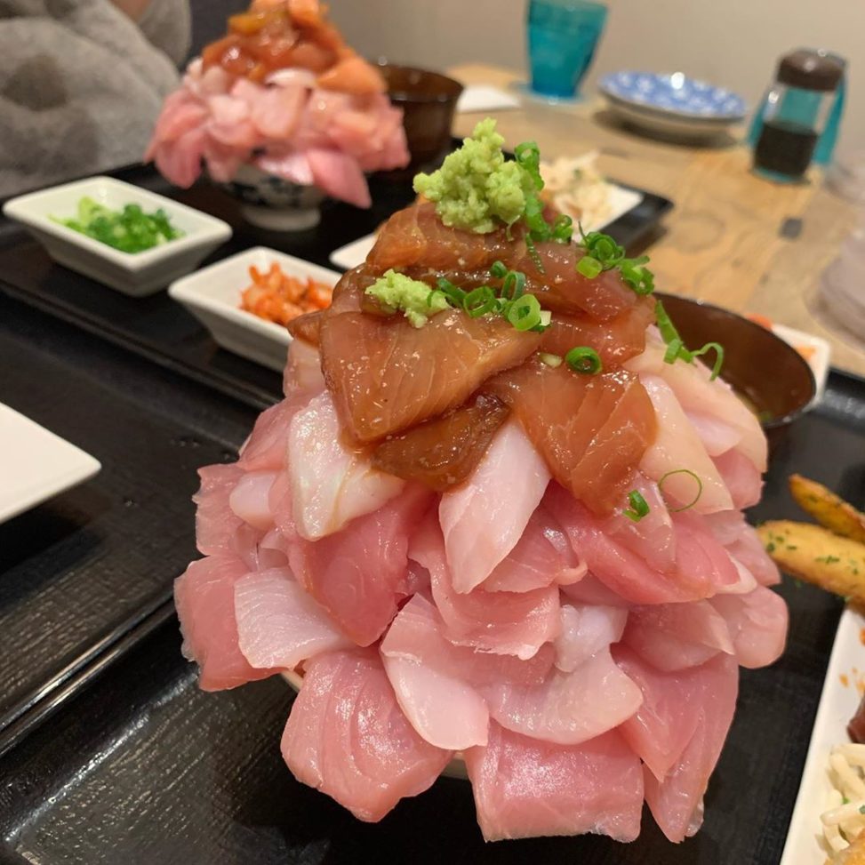 今日のランチは ずっと行きたかった 天神にある 魚助食堂 福岡パルコの中に入ってる 海鮮丼のお店 ごはんの入った丼を もらったら その上に 4種類の刺身を自分で好きなだけ盛