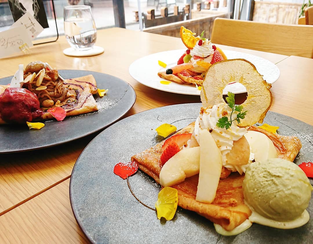 11 3にオープンした ルーチェフィオレ クレープは4種類あるうちの3種類を注文 インスタで見かけてたブーケのクレープ も可愛いけど 3種類並んでると ひとつひとつのクレープ自体が華やかな盛り付けだから より一層美味しそうに見えて 食べる前からワクワクし 11 3にオープンした ルーチェフィオレ クレープは4種類あるうちの3種類を注文 インスタで見かけてたブーケのクレープ も可愛いけど 3種類並んでると ひとつひとつのクレープ自体が華やかな盛り付けだから より一層美味しそうに見えて 食べる前からワクワクし