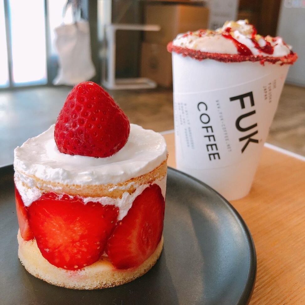 お店 Fukcoffee Crew イチゴのケーキ 400円 ソルティーピスタチオベリーラテ 600円 運ばれてきた時から きゅんきゅん 可愛いー ケーキもちょうどいいサイズで美味しい ラテは専門学校の生 博多天神おしゃれグルメ