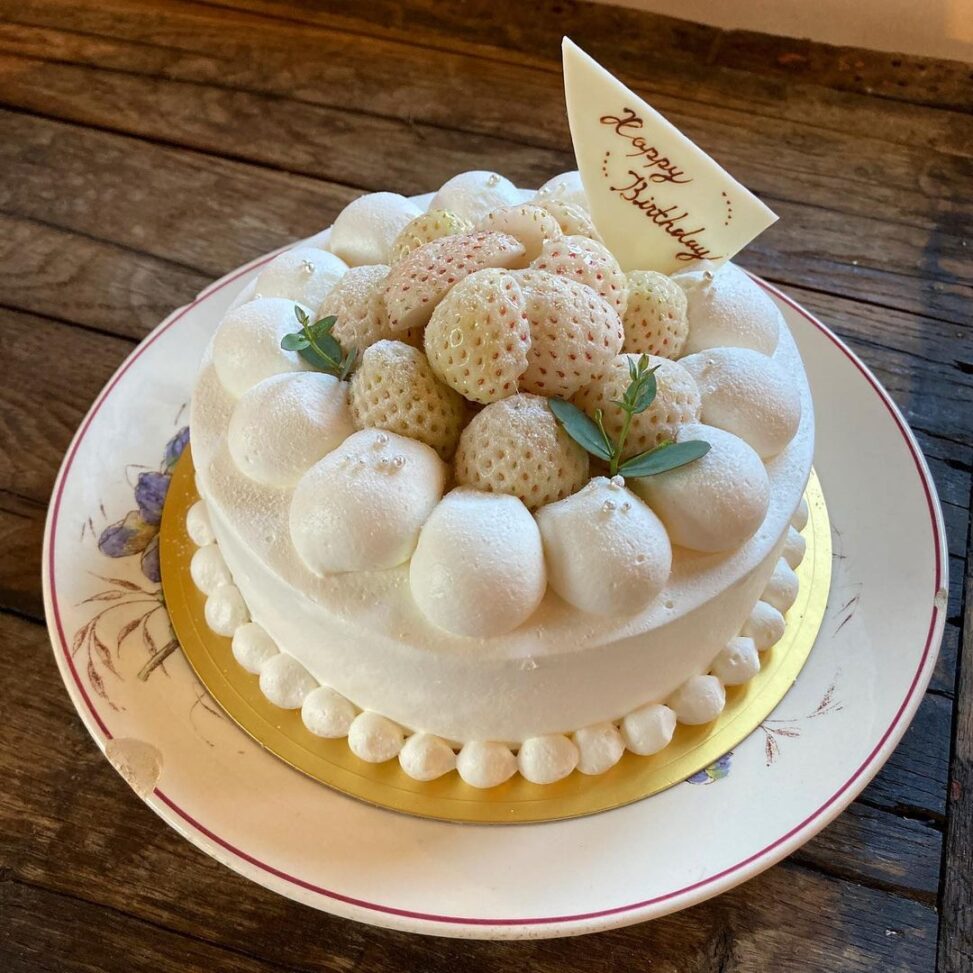 喫茶26vingtsix Vingtsix19 さんで購入した バースデーケーキ 26vingtsixさんの白いちごのケーキに一目惚れをして 夫の誕生日にオーダーさせていただきました お店で完成したケーキを見せていただいて 大興奮 博多天神おしゃれグルメ