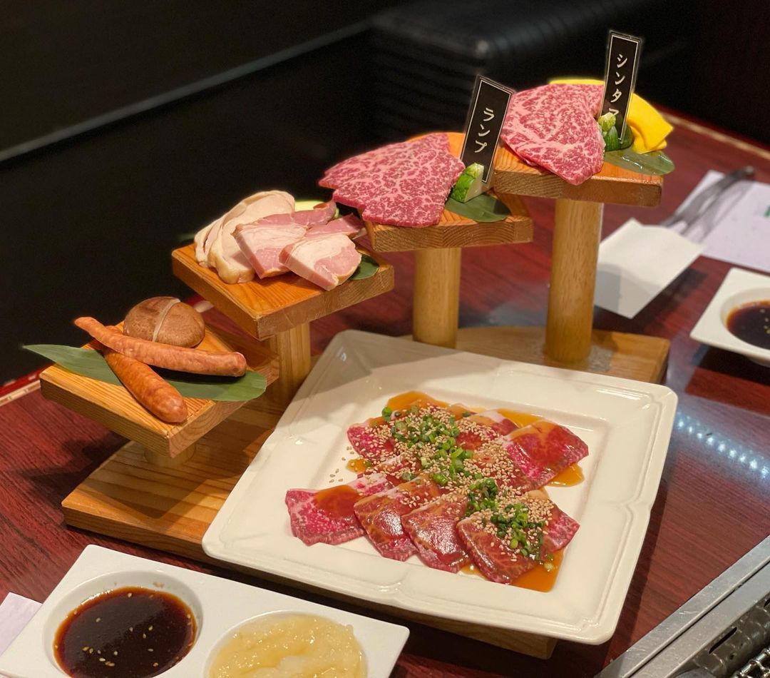 今日のお昼は 久々に博多リバレイン内の焼肉 葡萄苑さんで いつもの 階段盛りの葡萄苑セットをいただきました これは2人前ですが 1人あたり1 800円は安いです やっぱり リバレインの駐車場は 高級車ばかりです World Japa 博多天神おしゃれグルメ