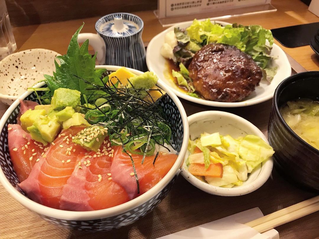 うみの食堂 Umino Fukuoka Parco うみの定食選べる海鮮丼 サーモンアボカド丼と煮込みハンバーグ 魚料理が食べたくなりパルコへ 好きな海鮮丼と好きなおかず1品を選べる贅沢な定食 おかずの種類も豊富で悩みました笑 分厚いサーモンとハンバー 博多天神