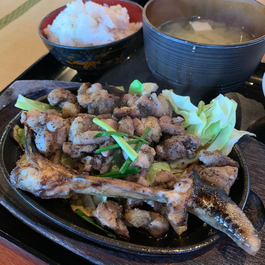 太宰府にある ドライブインかかし 何年ぶりか分からないくらい 久々に行った むかーしからあるお店 そして 藁葺き屋根の とってもふるーいお店 笑 見た目入ろうと思えないかもしれないけ