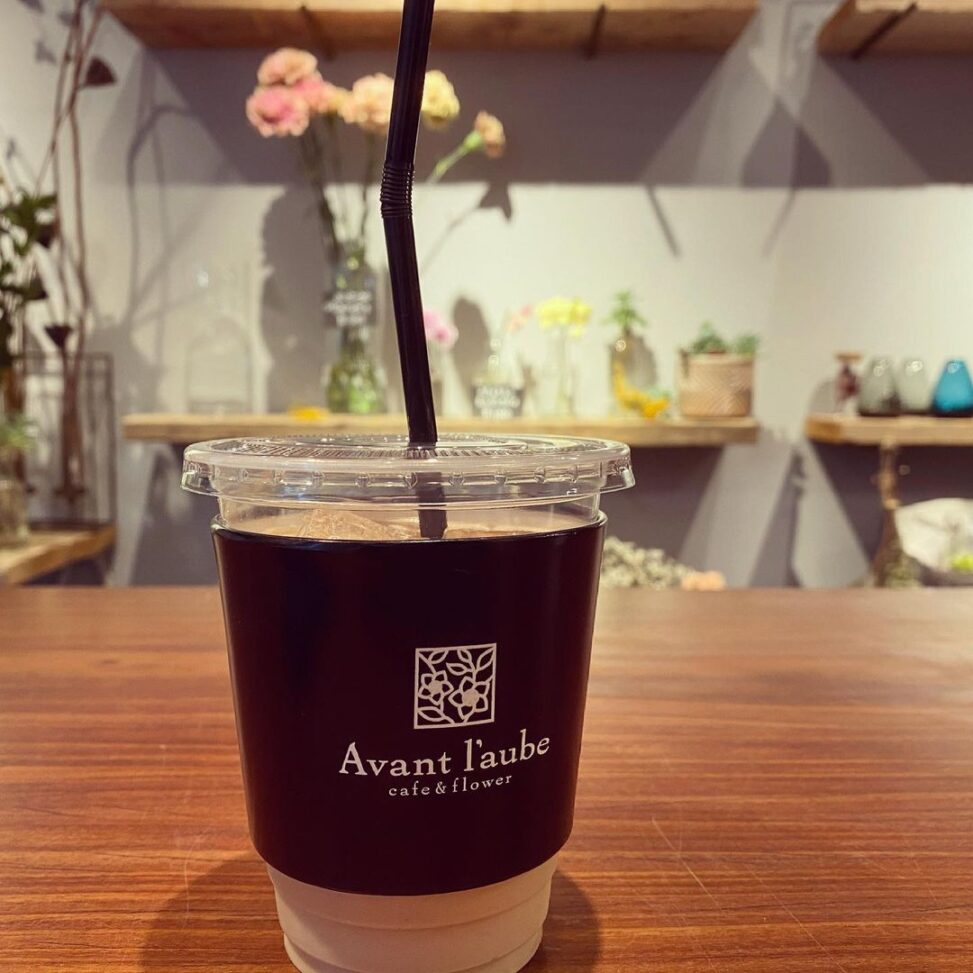 カフェ 花屋 いつかのコーヒータイム 花の香りに囲まれて飲むカフェラテ Avant Laube 時差投稿シリーズ Flowercafe 花の香りに囲まれて 大名カフェ 薬院カフェ 花屋とカフェ 福岡カフェ 福岡スイーツ 福岡カフ 博多天神おしゃれグルメ