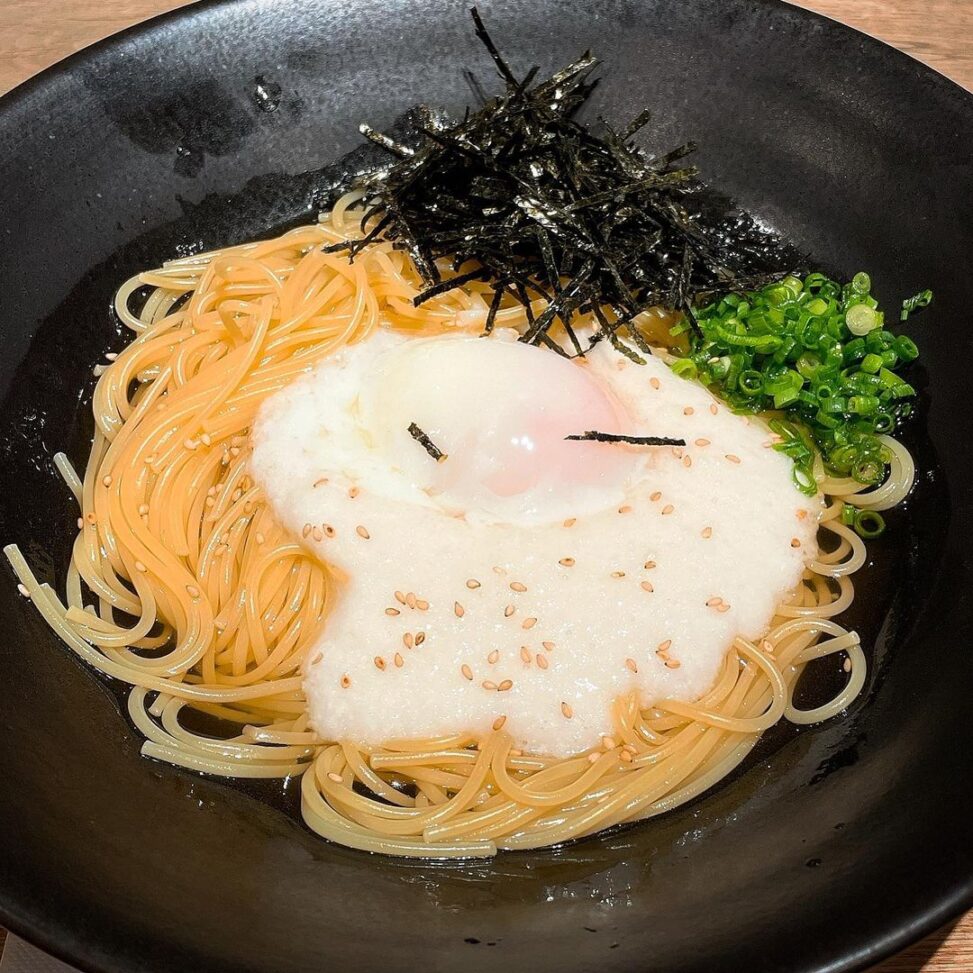 こなな 天神にあるパスタ屋さん ランチメニューやスイーツメニューもあって 色んな味付けのジャンルに分かれたパスタがたくさん とろろと半熟卵の柚子胡椒風味 1230 おだしのパスタをチョイス とろろと卵におだしの効いた汁がよく合う ツルツルの