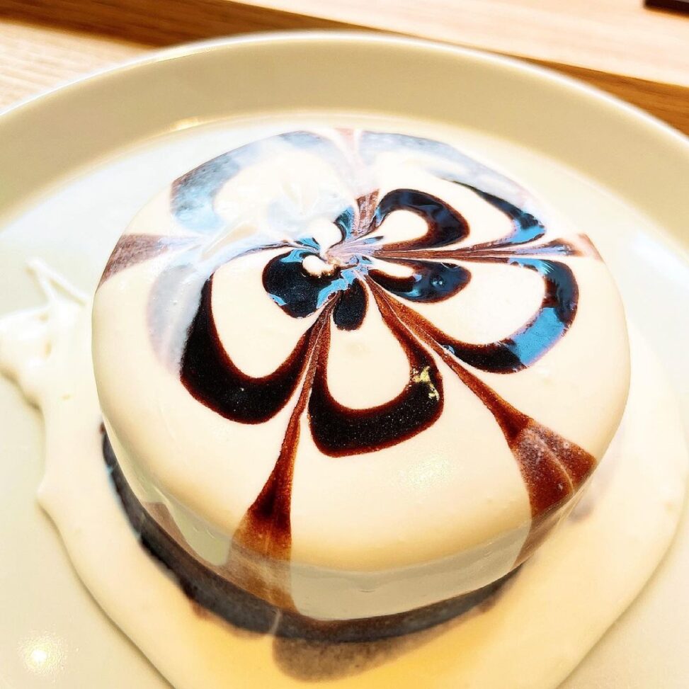 Kaka Cheesecake 桜坂に新しくopenしたkaka イートイン限定のこのティラミスを食べに午前中から メルティラミス 850 アイスカフェラテ 450 クリームチーズがとろ っと流れて中にはチーズケーキとコーヒーゼリーと下にク 博多天神 おしゃれグルメ