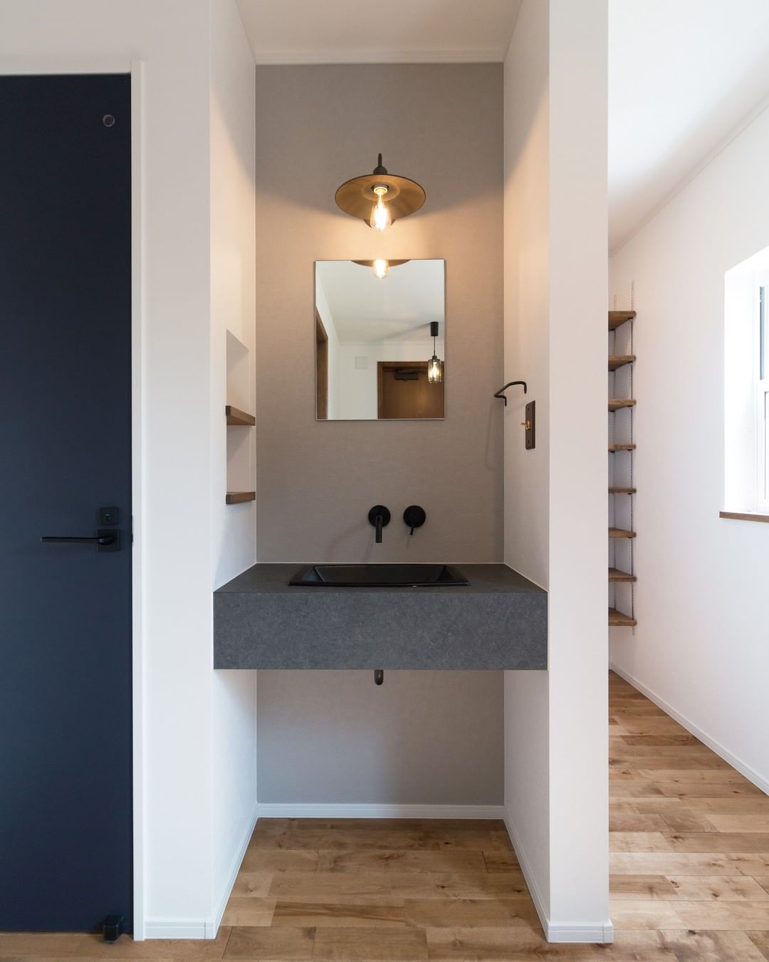 Works 帰ってすぐ手洗いができる玄関の洗面台の建築実例です グレーのアクセントクロス 黒の壁付け水栓 ブラケットライトの組み合わせがおしゃれ 来客者にも使ってもらいやすい玄関手洗いは 感染症が気になる季節にもgoodです 自分スタイルのデザイン