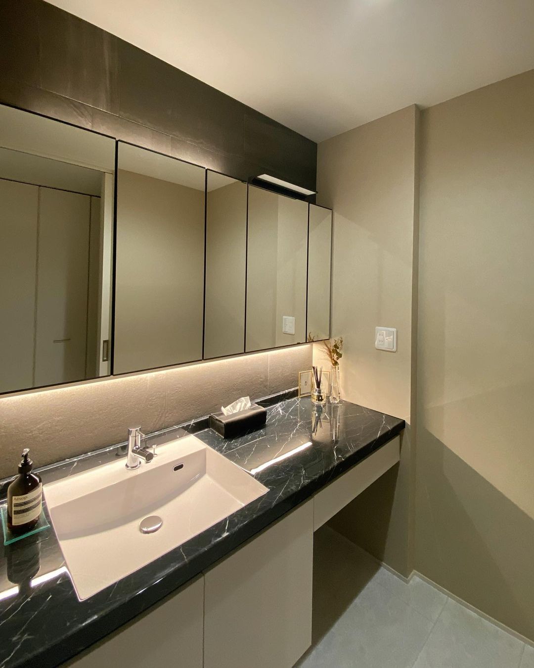 洗面台イメチェンしました ここのクロスあんまり気に入ってなかったので 玄関ホールdiy時に余ったエコカラットを貼ってみた Diyの仕方は前の投稿と同じなので 良かったら見てみて下さい 余ってたタイル有効活用できたし カッコよくなったしやって良かった