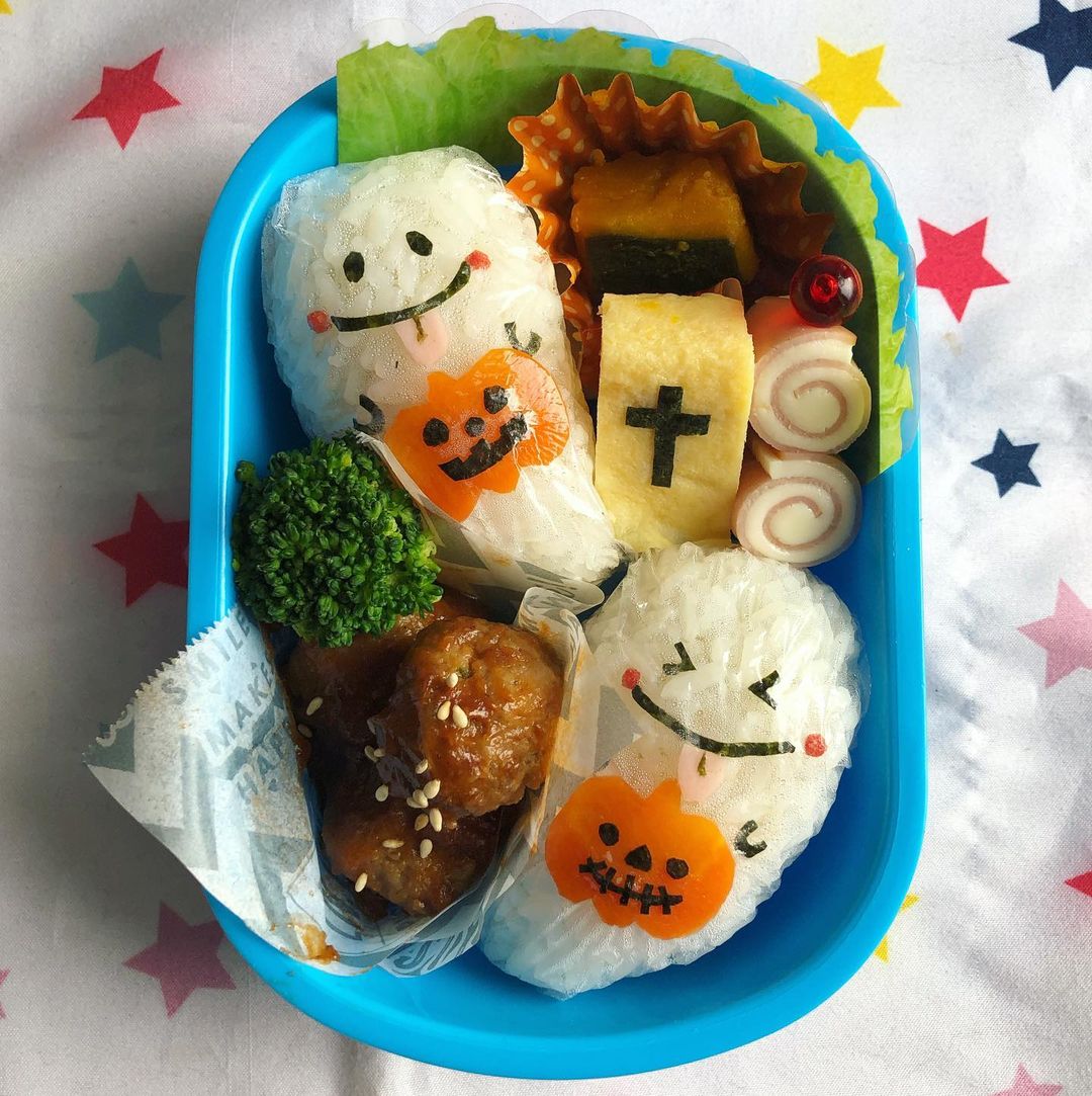 ハロウィン弁当 ミートボール 卵焼き かぼちゃ煮 くるくるハムチーズ ブロッコリー 幼稚園お弁当 園児弁当 園児お弁当 幼稚園弁当 お昼が楽しみになるお弁当 キャラ弁 デコ弁 お弁当記録 ハロウィン弁当 おばけおにぎり 2枚目 長 毎日