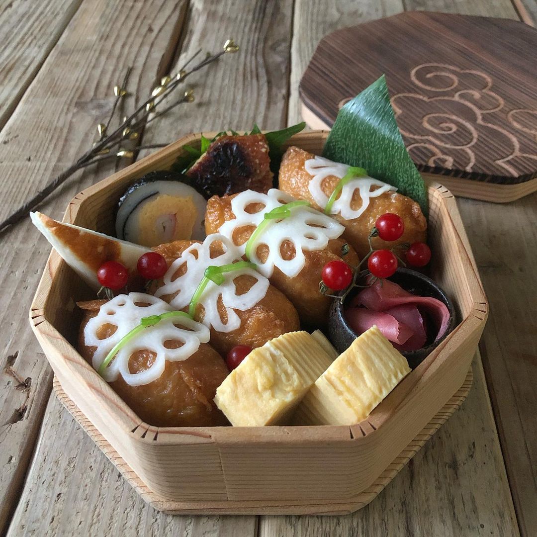 おべんと れんこん稲荷弁当 稲荷寿司 赤魚の味噌マヨ焼き だし巻き卵 魚万さんかまぼこ Uoman 1901 生姜漬け 今年最後のお弁当です 今年はコロナで作らない時期もあったけど何とか楽しん お弁当コンテスト 毎日更新 みんなのお弁当ダイアリー