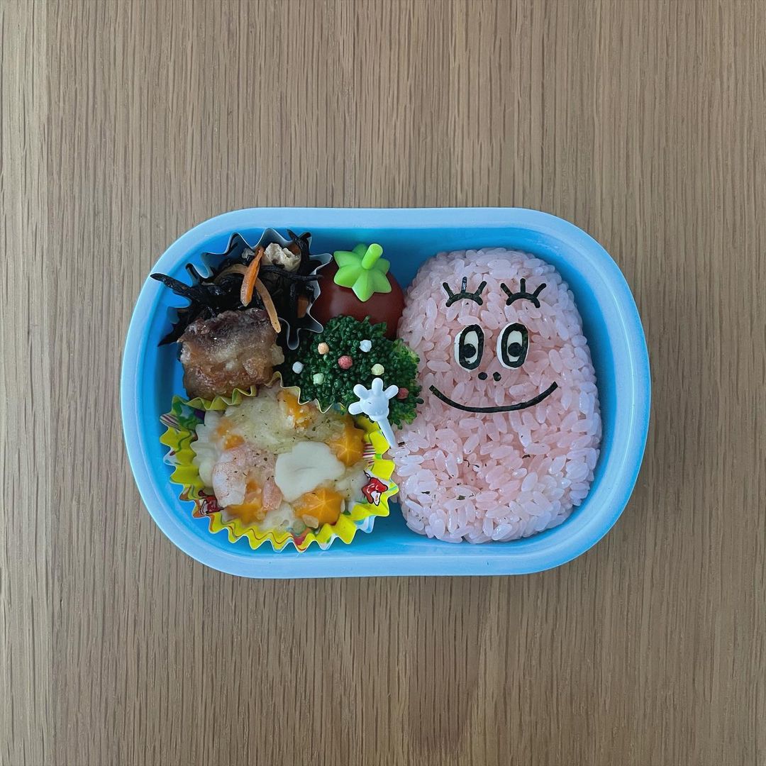 バーバパパ弁当 週末に幼稚園からバーバパパの絵本を借りてきたので 何故か息子はパオパオパパと呼んでいます どうしても手がうまく出来なくて時間がなくなってしまったのでピックで妥協しました バーバパパ お弁当コンテスト 毎日更新 みんなのお