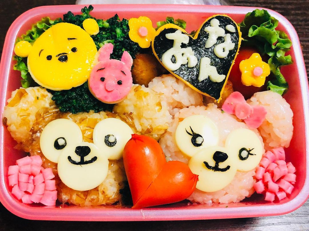キャラ弁 No 12 ダッフィ シェリーメイ弁当 海苔の上にチーズ文字をのせるのがお気に入り 前日 にダッフィたちの顔を作っておけば 朝が楽になる チーズの上なら海苔も縮みにくいので 仕込んでおけるものは 仕込んでおく キ お弁当コンテスト 毎日更新