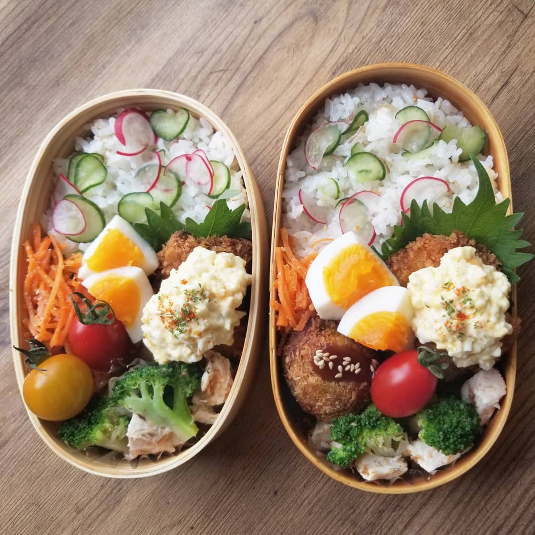 おはようございます 嬉しい金曜日 タルタルにはカレー粉ちょっぴりで ほんのりカレー風味に チリパウダーもパラパラ 鱈フライにタルタルのっけ ミニメンチ 旦那 茹で鶏とブロッコリーの 白だしおかか和え 人参ナムル ラディッシ お弁当