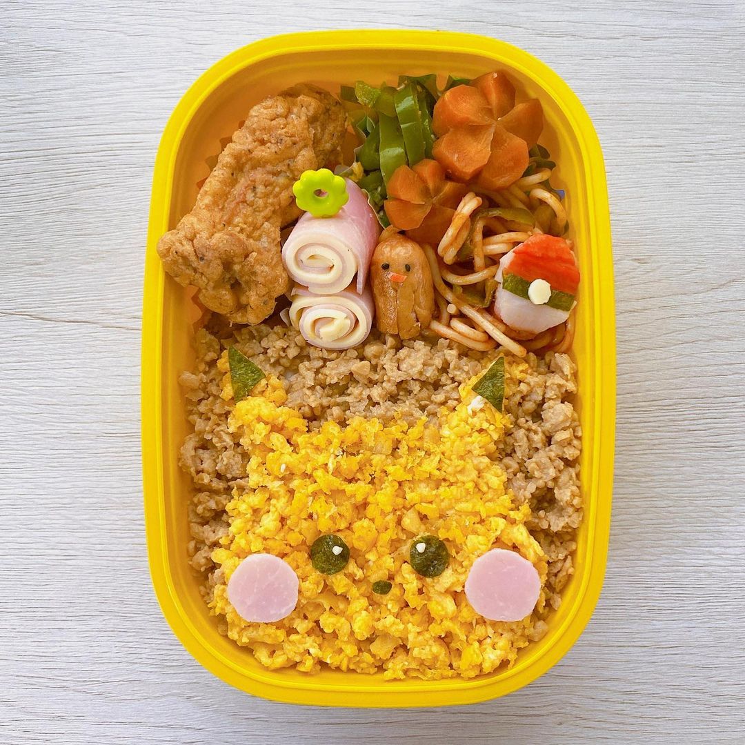 ピカチュウそぼろ弁当 最近 今更ながらソードシールドを買い我が家はポケモンブームです 卵そぼろでピカチュウを作るの なかなか難しく思っていたより苦戦しました 初期の太々しさのあるピカチュウに キャラ弁 キャラ弁初心者 キャ お弁当コンテスト