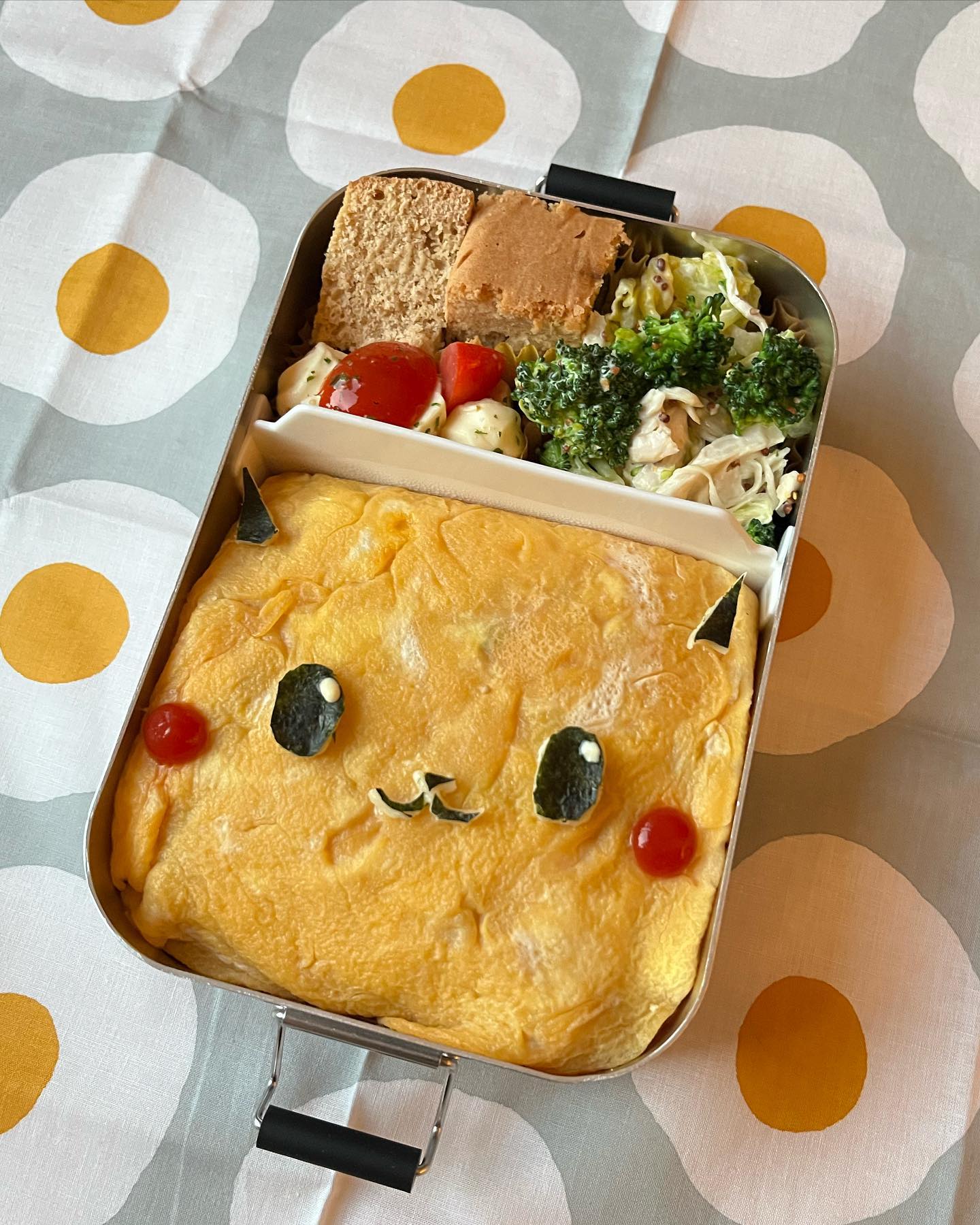 22 3 11 金 本日のお弁当 ピカチュウオムライス ブロッコリーとサラダチキンマスタードマヨ トマトチーズサラダ 黒豆パウンドケーキ 息子弁当 オムライス弁当 本日 お日柄も良く 娘は中学校卒業式 を無事迎えることができま お弁当コンテスト