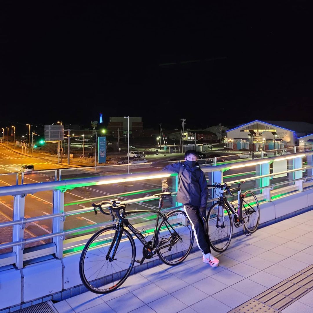 今日は髪切りに次男とロードで行って 終わってから ら ら ミュウまでライド アクアマリンとら ら ミュウの外周をぐるっと回るとピッタリ２ おっ これは有酸素やるのに丁度いいぞって事で次男と5周してみた 100周したら0 もう少 ロードバイク